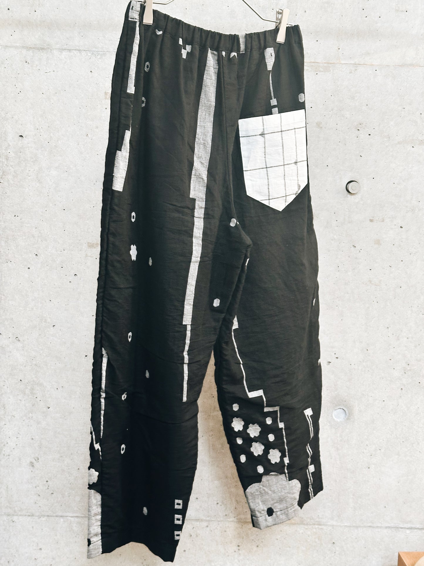 タックテーパードパンツ