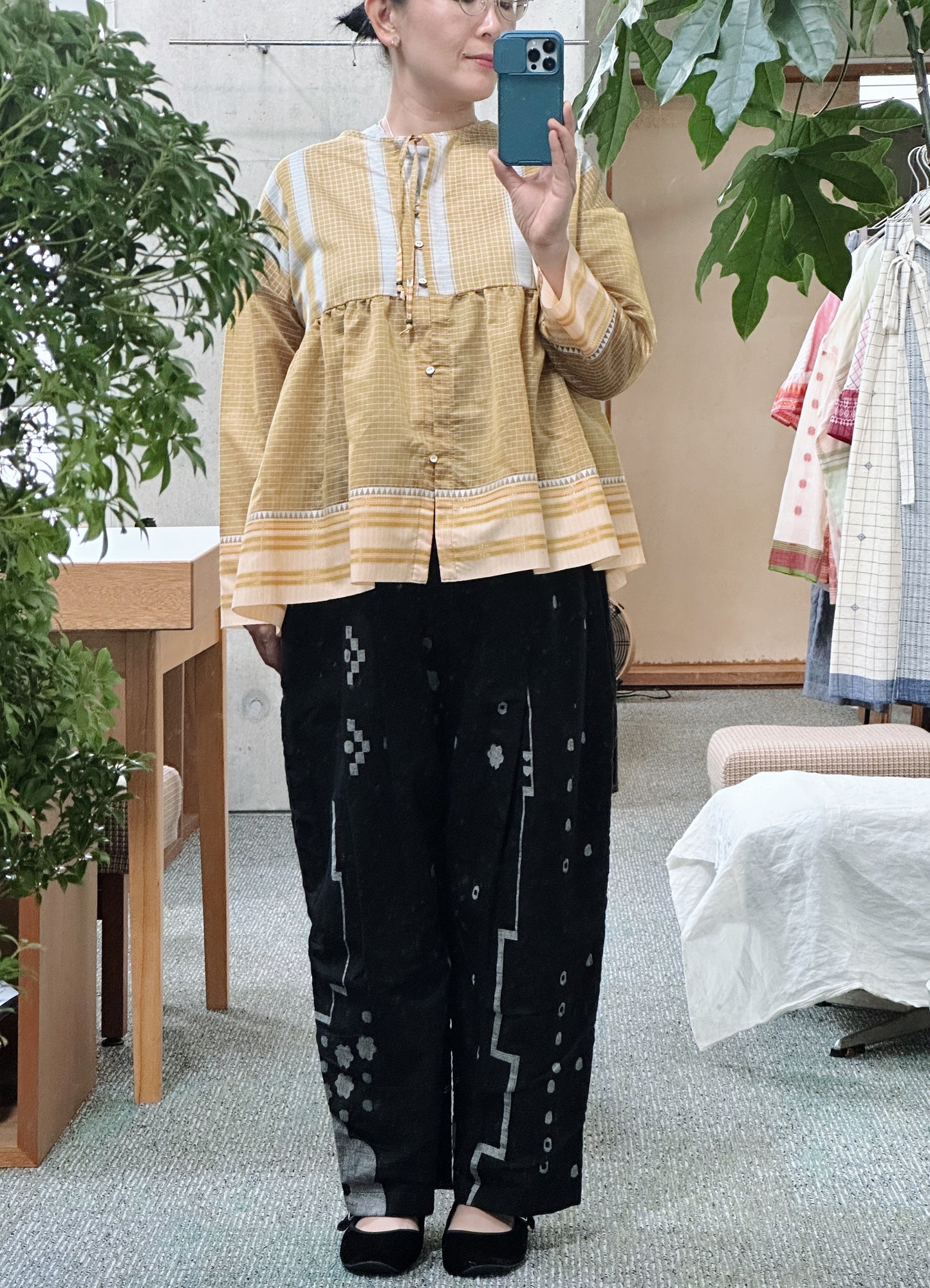 タックテーパードパンツ