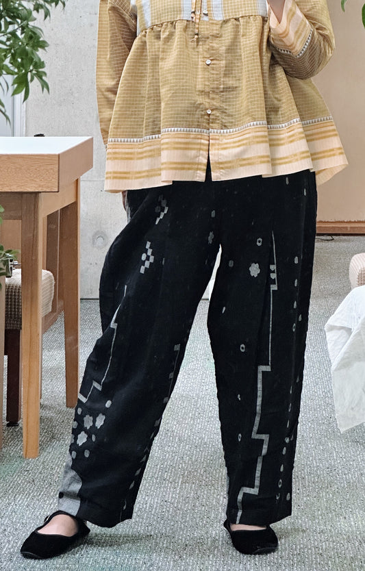 タックテーパードパンツ