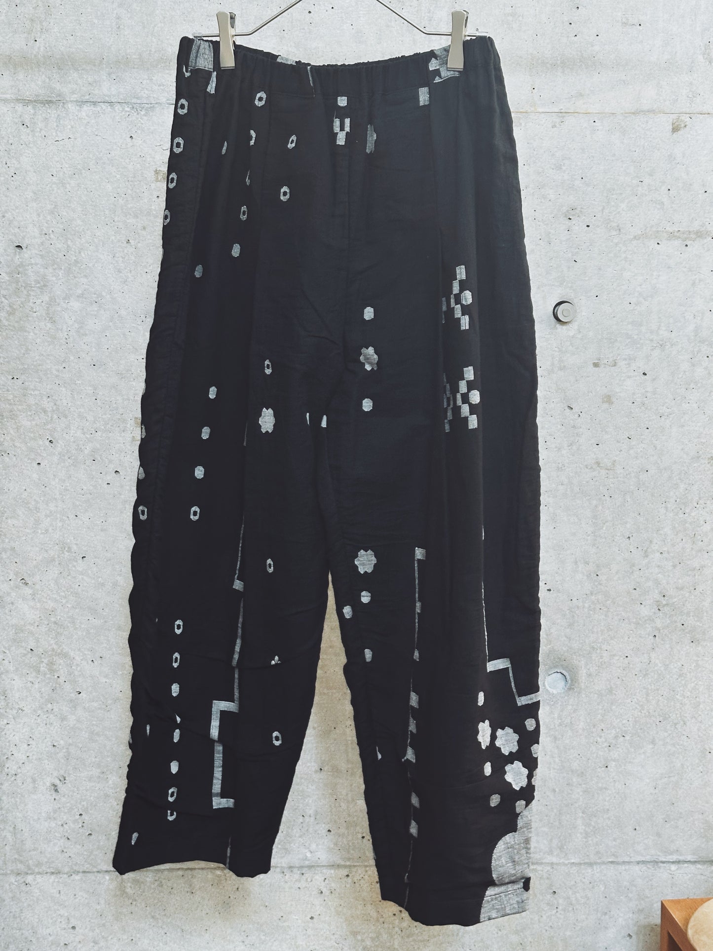 タックテーパードパンツ